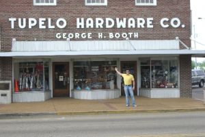 In diesem Hardware Geschaeft in Tupelo kauften die Eltern von Elvis seine 1. Gitarre
