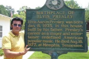 Tupelo - wo Elvis geboren ist - diese Tafel steht neben Elvis Geburtshaus