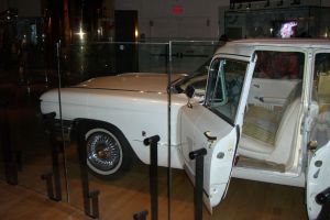 Der goldene Cadillac von Elvis Presley aus den 60iger Jahren in der Hall of Fame ausgestellt - Nashville TN 3