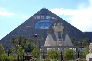 The Luxor - Pyramide am Strip neben dem Mandalay Bay Hotel in Las Vegas.jpg