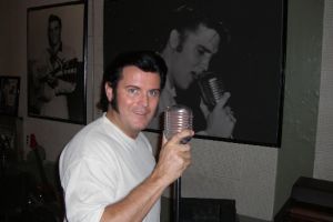 Rusty mit dem Originalmikrofon von Elvis Presley im Sun Record Studio