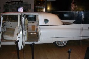 Der goldene Cadillac von Elvis Presley aus den 60iger Jahren in der Hall of Fame ausgestellt - Nashville TN 5
