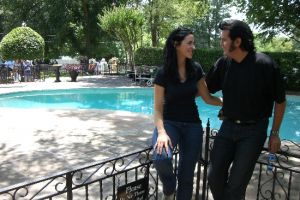 Kathy und ich vor dem Pool in Graceland