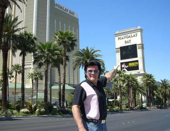 Rusty am Las Vegas Strip vor dem Hotel Mandalay Bay mit seiner Anzeige "Rusty live in Concert"