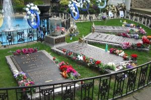 Die Graeber im Medidations Garten in Graceland - hier ist auch Elvis Presley begraben - siehe 2 Grab von links 2