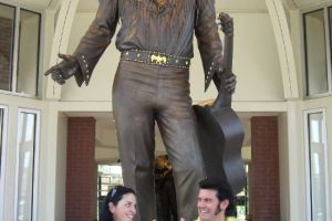 Die Bronzestatue von Elvis Presley in Memphis